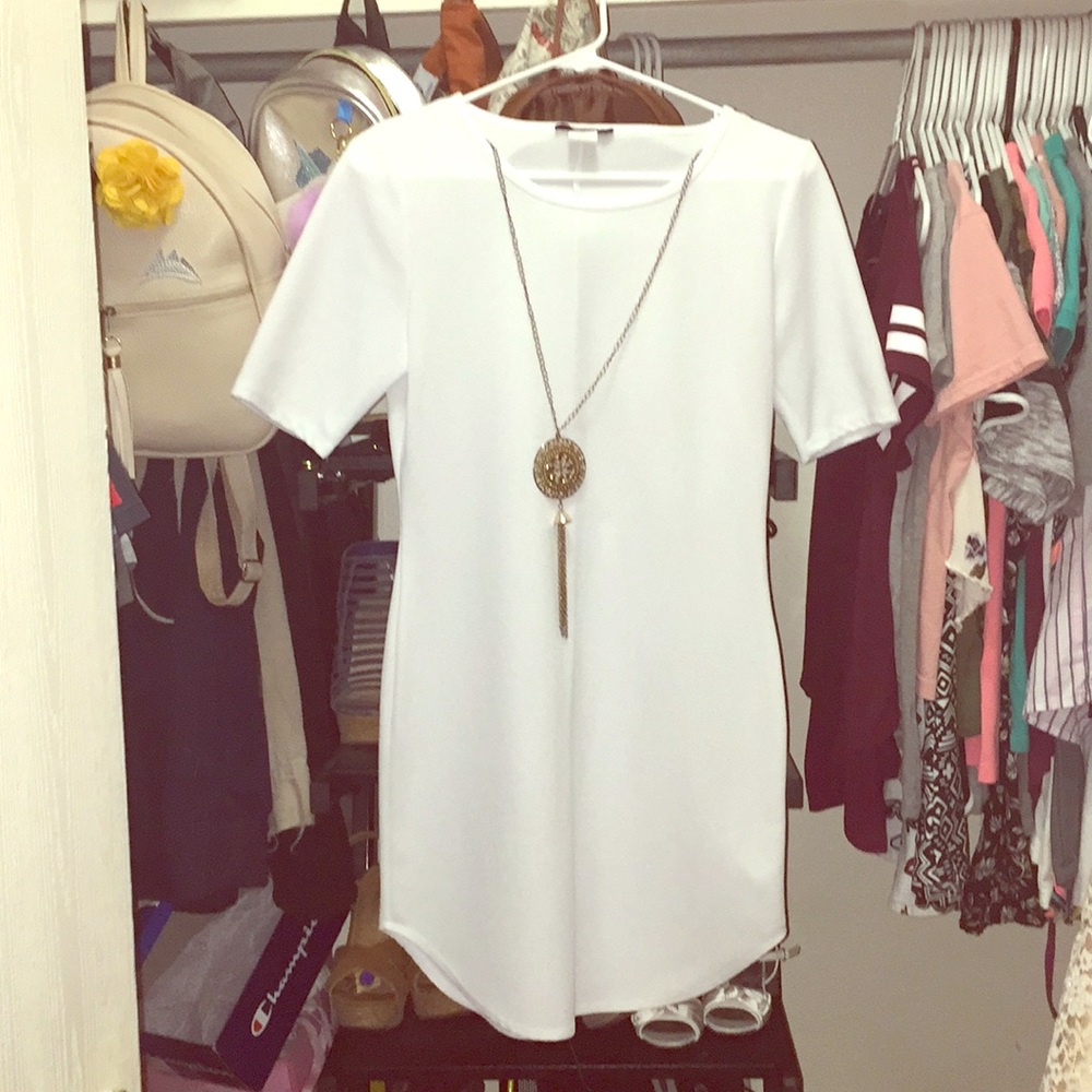 Vestido blanco con accesorio